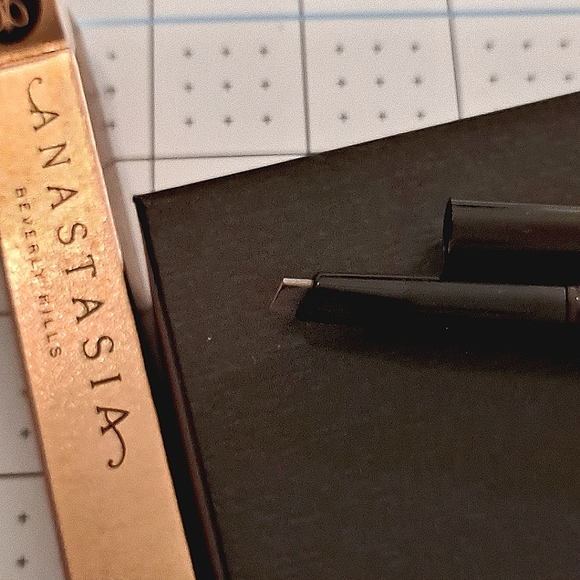 Anastasia Beverly Hills Brow Definer Triangular Pencil Dark Brown *NIB* - Picture 2 of 5